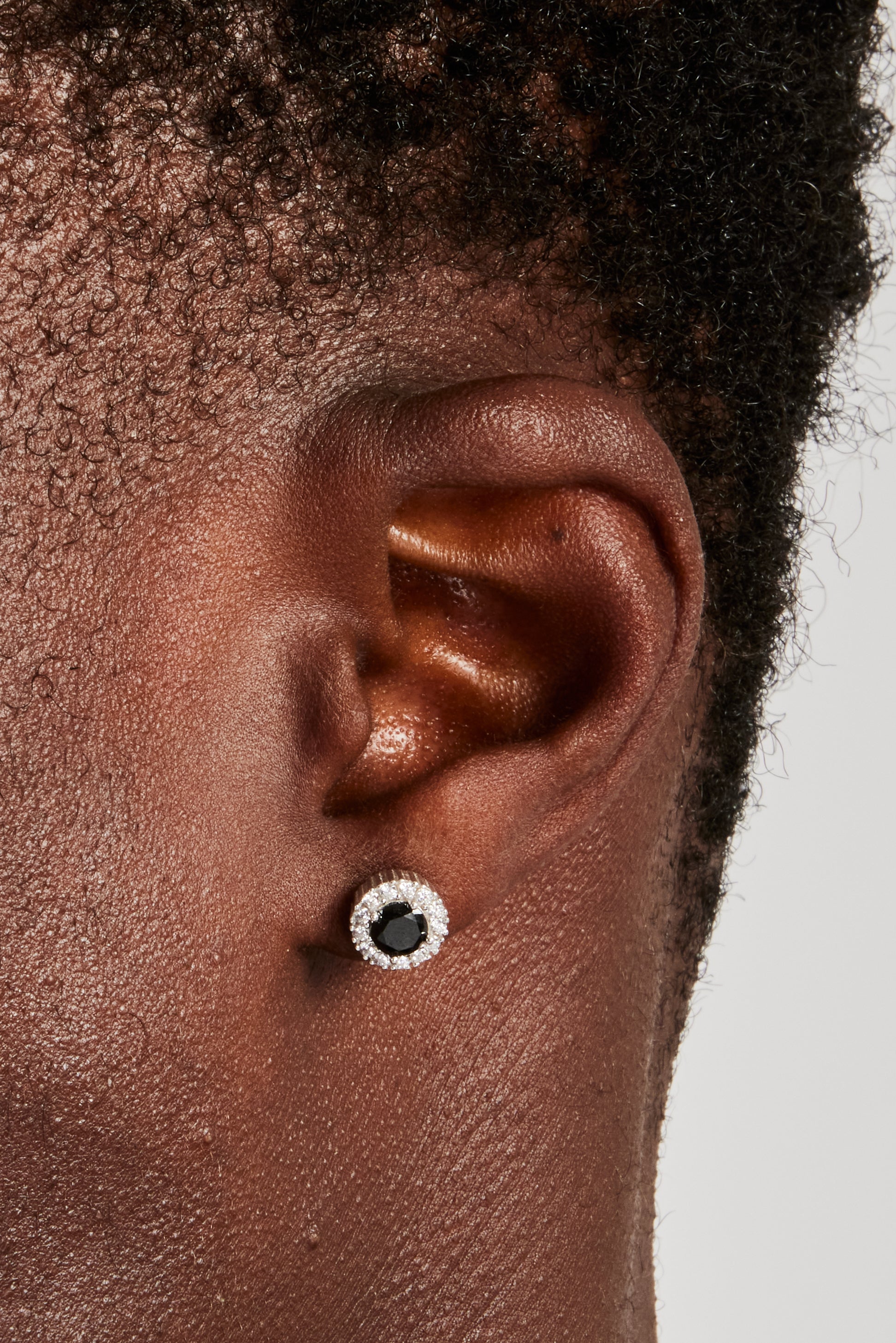 Schwarze, runde Ohrstecker mit Zirkonia-Cluster